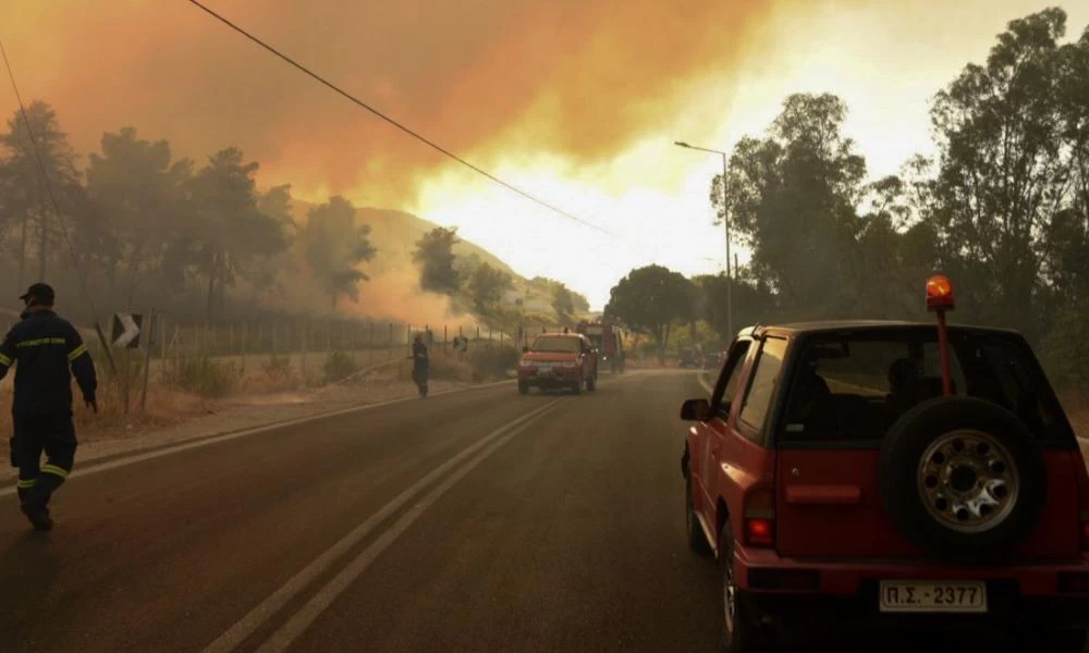 Αχαϊα: Ολονύχτια μάχη με τις φλόγες - Κάηκαν σπίτια και εκκενώθηκαν χωριά